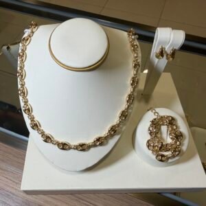 Juego de Joyería Dorado Elegance – Collar, Pulsera y Aretes