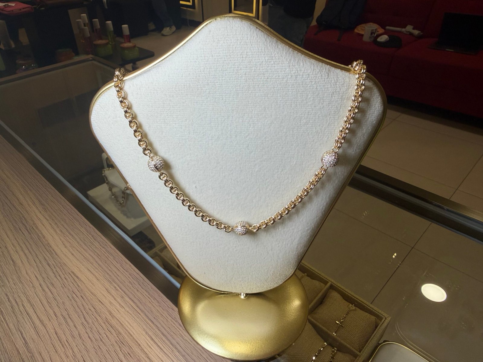 Collar Dorado con Esferas Brillantes Elegance