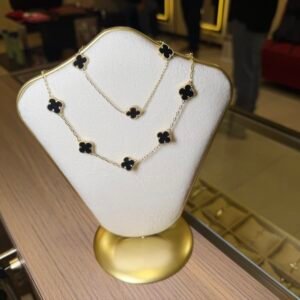 Collar Largo Dorado con Tréboles Negros