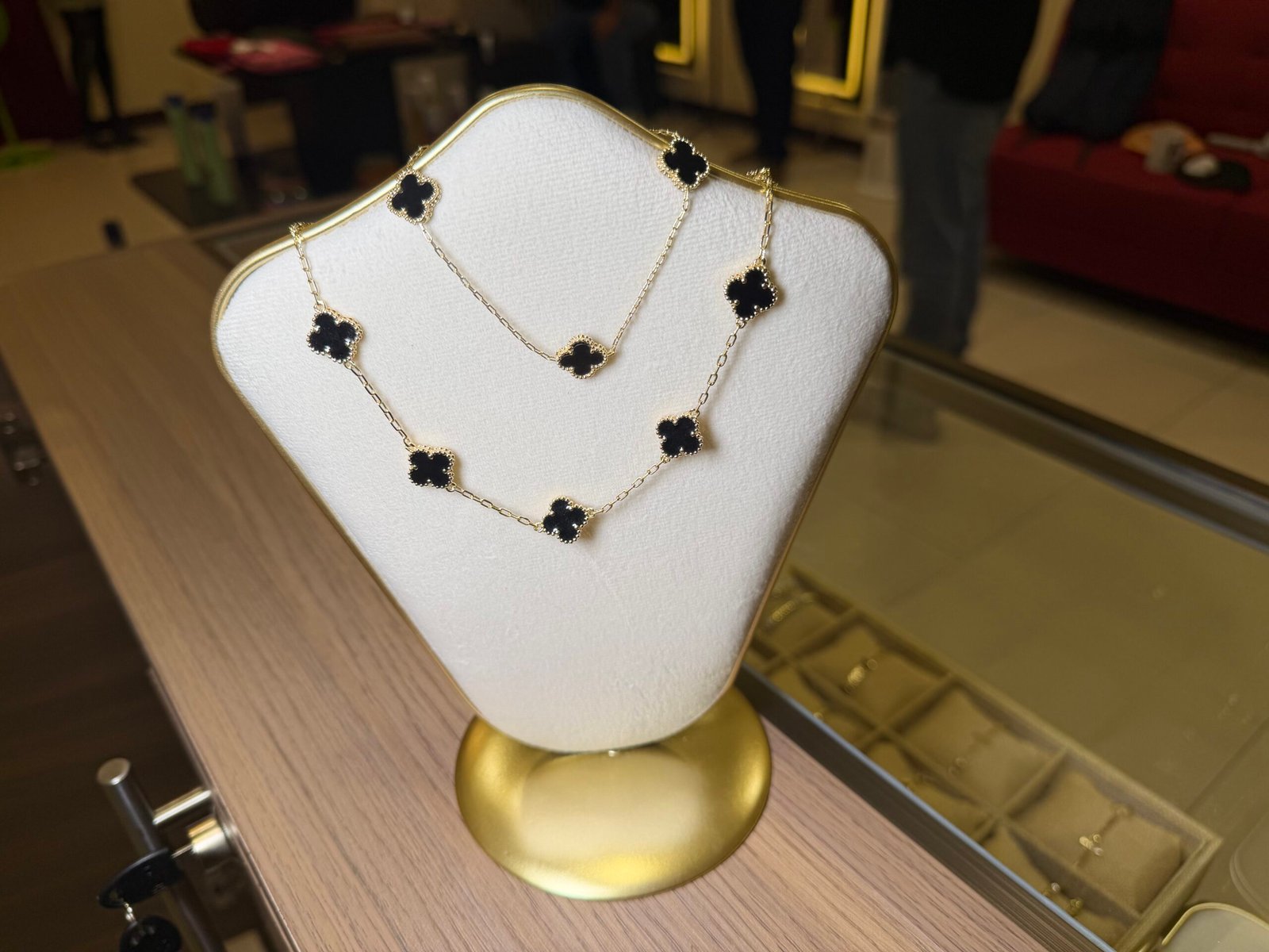 Collar Largo Dorado con Tréboles Negros